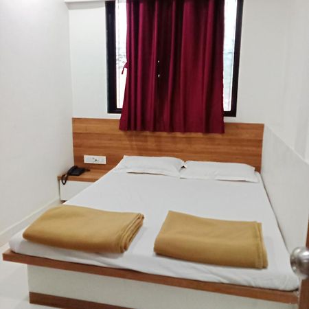 Hotel Shreejay Mahād Eksteriør bilde
