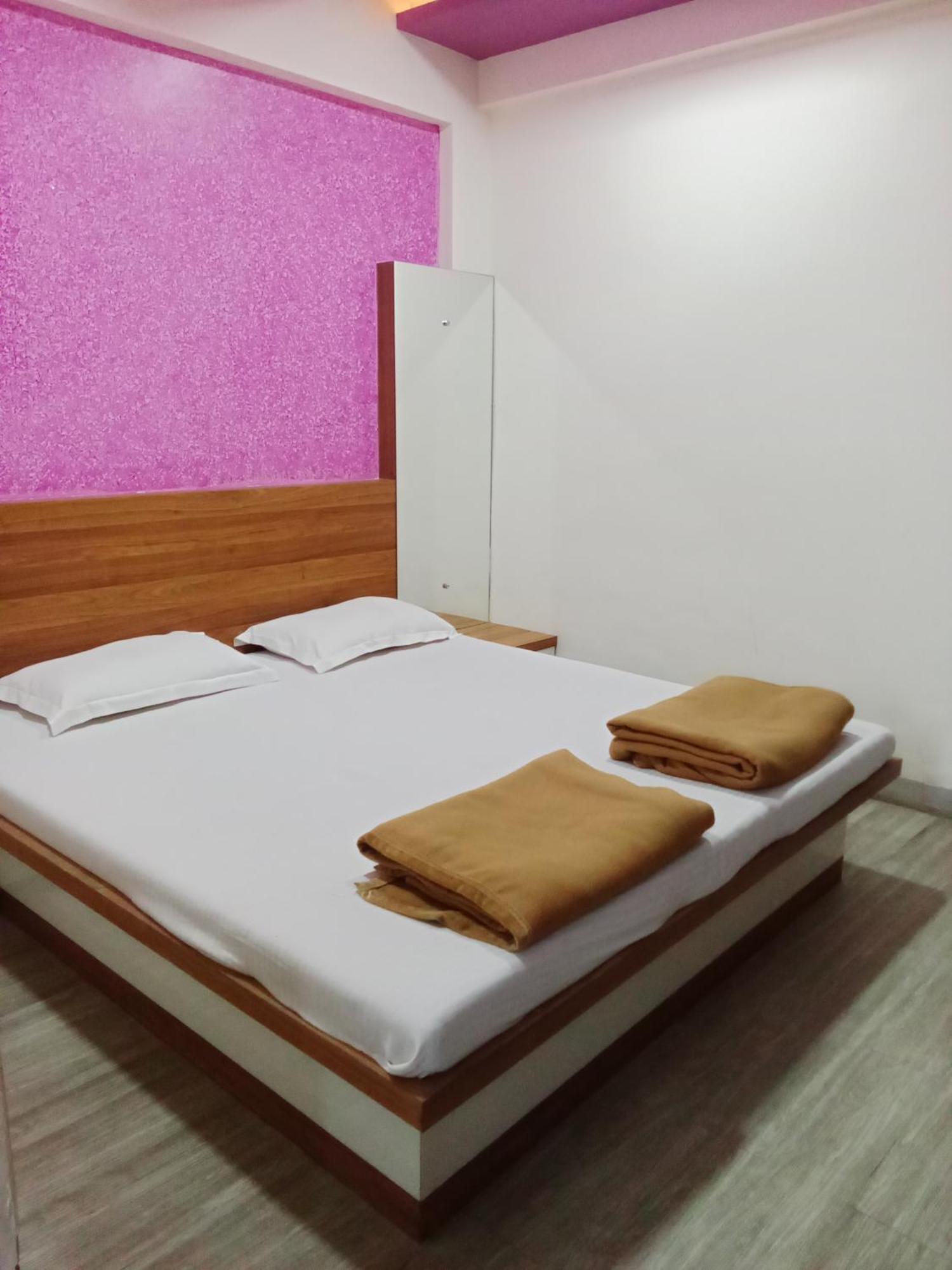 Hotel Shreejay Mahād Eksteriør bilde